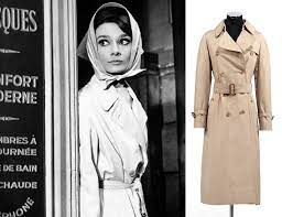 Audrey Hepburn con l'iconico trench di "Colazione da Tiffany"